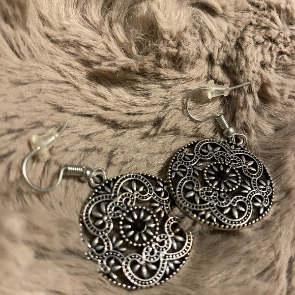 Earrings - Picture 2 of 3